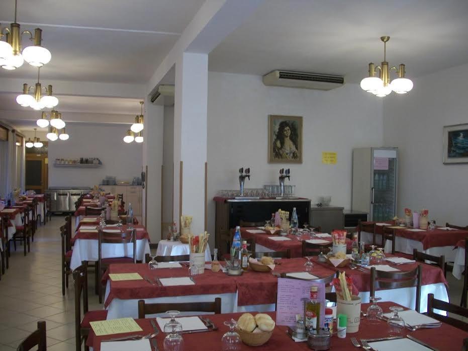 Hotel Liliana Римини Экстерьер фото