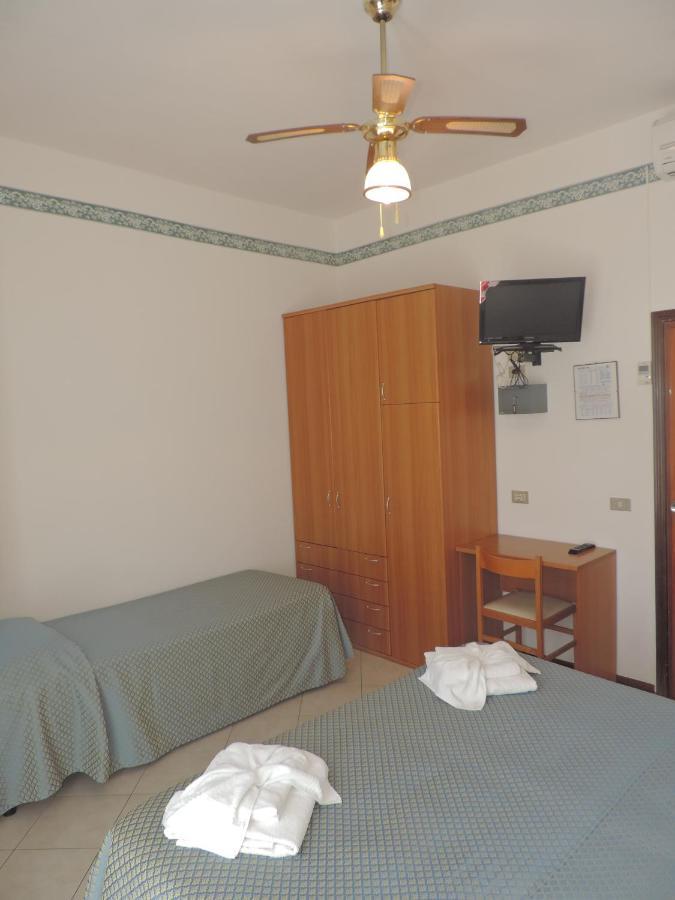 Hotel Liliana Римини Экстерьер фото