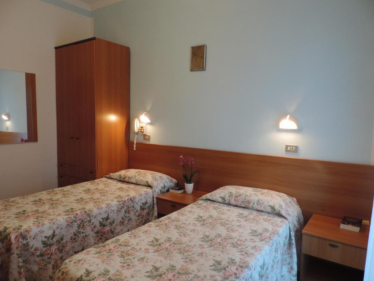 Hotel Liliana Римини Экстерьер фото