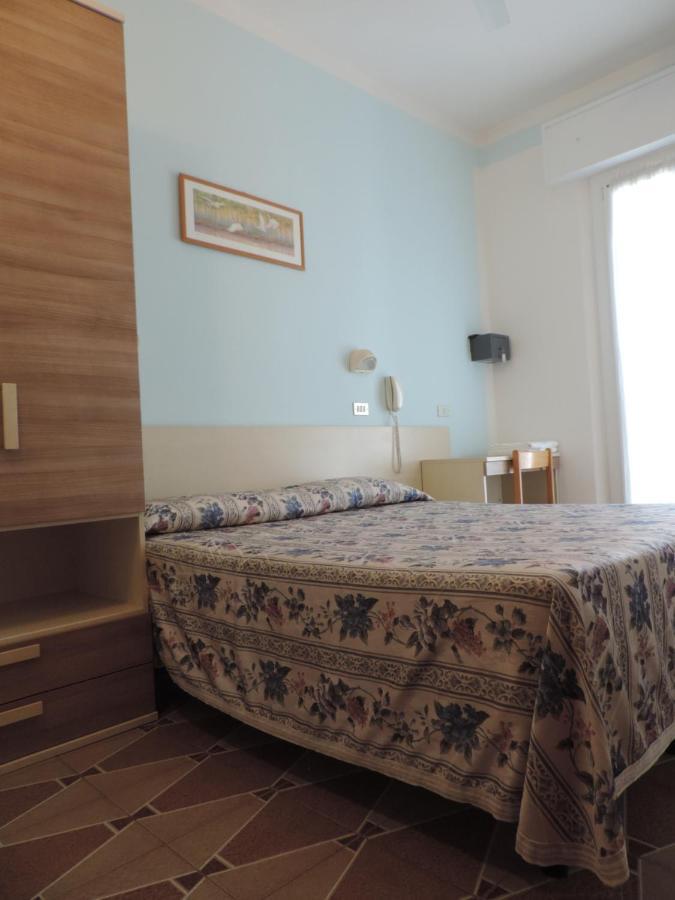 Hotel Liliana Римини Экстерьер фото