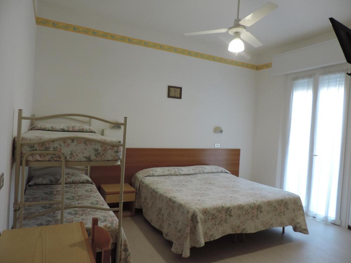 Hotel Liliana Римини Экстерьер фото